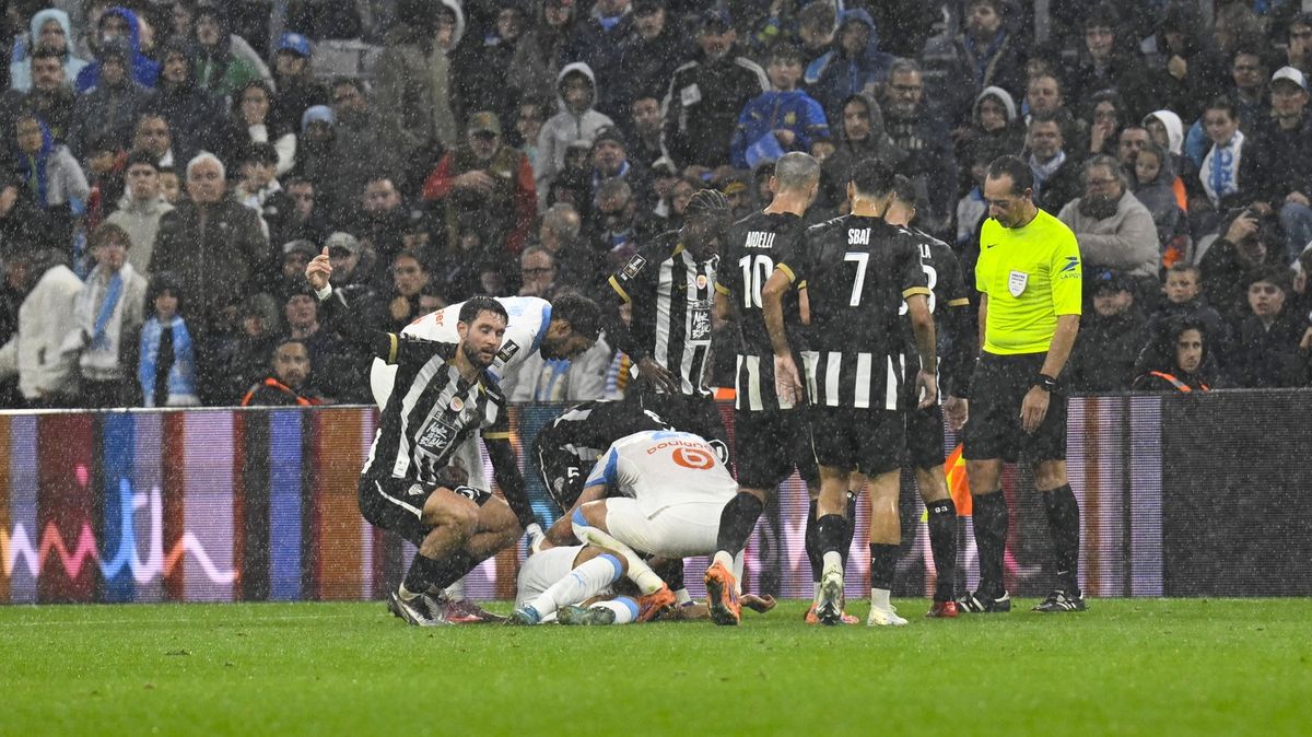 Strach ve Francii. Mladý fotbalista zůstal bezvládně ležet na trávníku